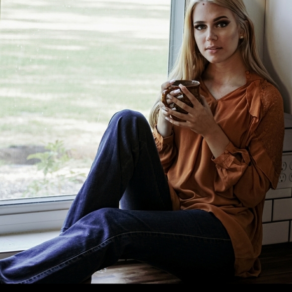 ♥️New boutique lace shoulder top - Picture 5 of 15